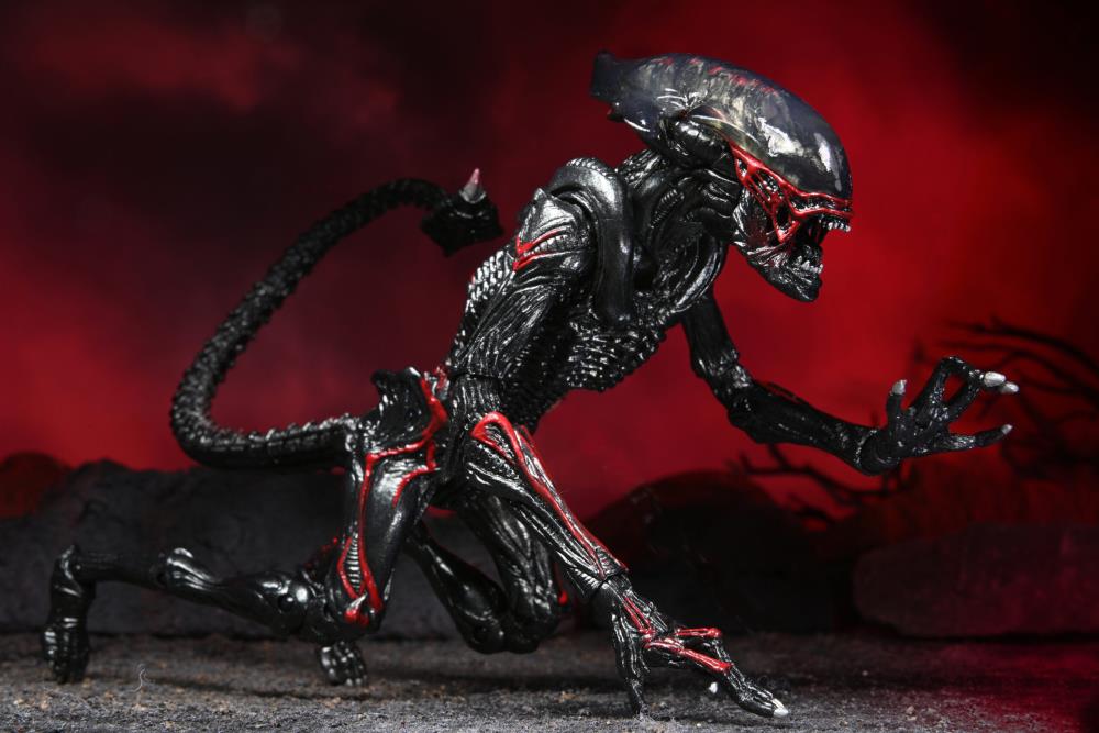 7″ NECA Scale Action Figure – Kenner Tribute Ultimate Night Cougar Alien - Image 4