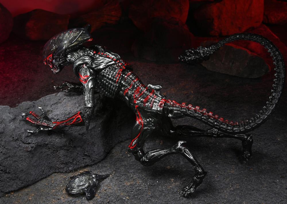 7″ NECA Scale Action Figure – Kenner Tribute Ultimate Night Cougar Alien - Image 7