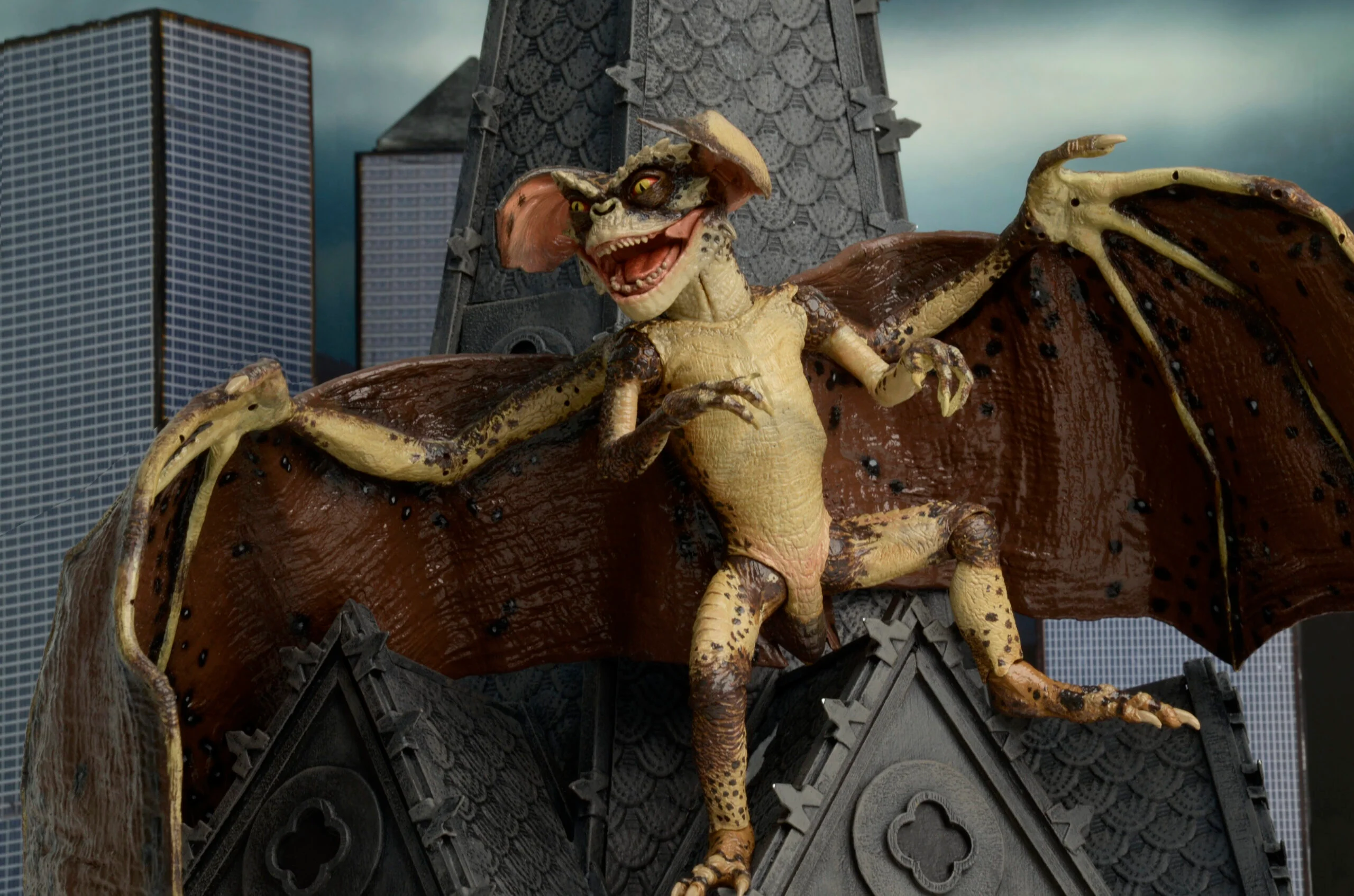 Neca Deluxe Bat Gremlin - Image 2
