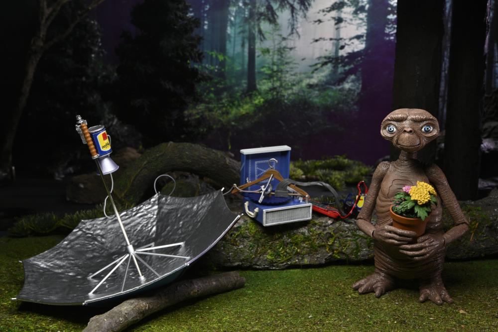 E.T. The Extra-Terrestrial 40th Anniversary Ultimate E.T. Deluxe Set - Image 3