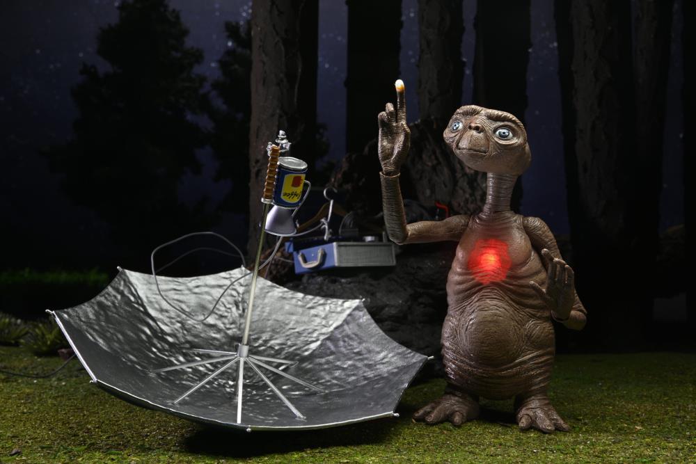E.T. The Extra-Terrestrial 40th Anniversary Ultimate E.T. Deluxe Set - Image 4