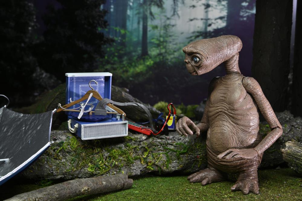 E.T. The Extra-Terrestrial 40th Anniversary Ultimate E.T. Deluxe Set - Image 5