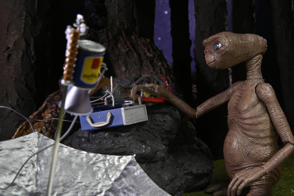 E.T. The Extra-Terrestrial 40th Anniversary Ultimate E.T. Deluxe Set - Image 6