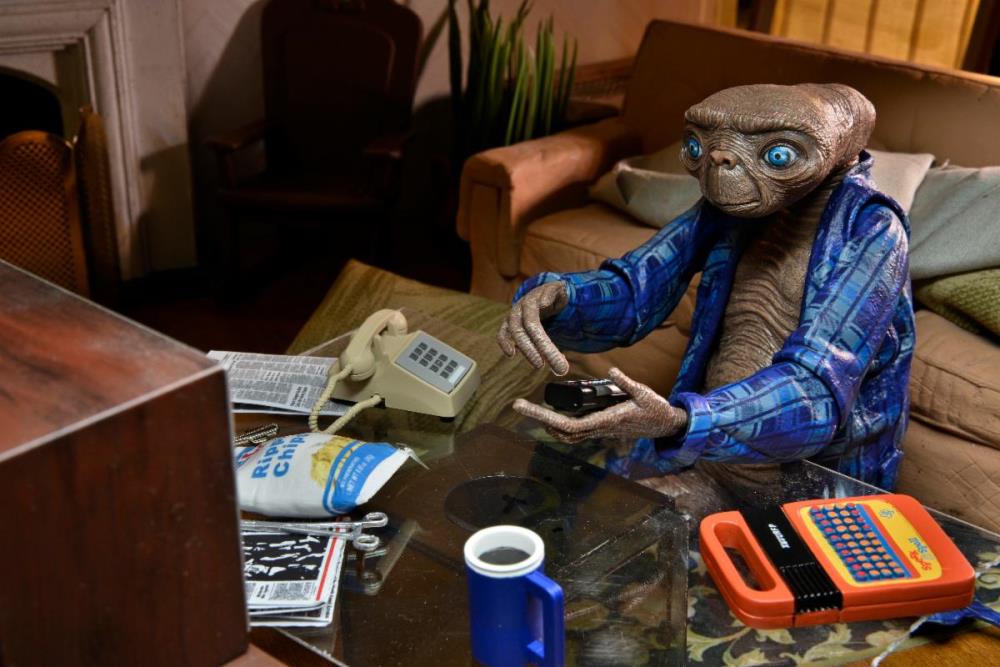 NECA E.T. 40th Anniversary Ultimate Telepathic E.T. 7 Inch Scale Action Figure - Image 3