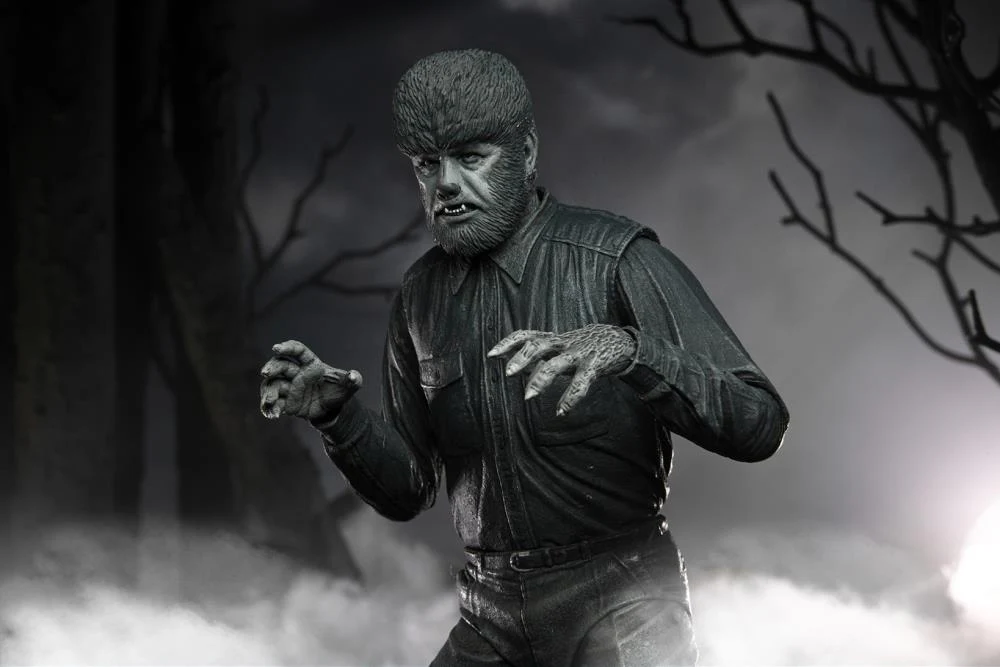 Universal Monsters Ultimate The Wolf Man (Black & White) Figure - Image 9